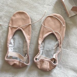 NWOT Brand new never worn Girls ballet shoes